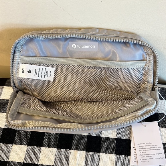 Gray Silver Drop NWT Lululemon Everywhere Belt Bag 1L - Picture 4 of 5